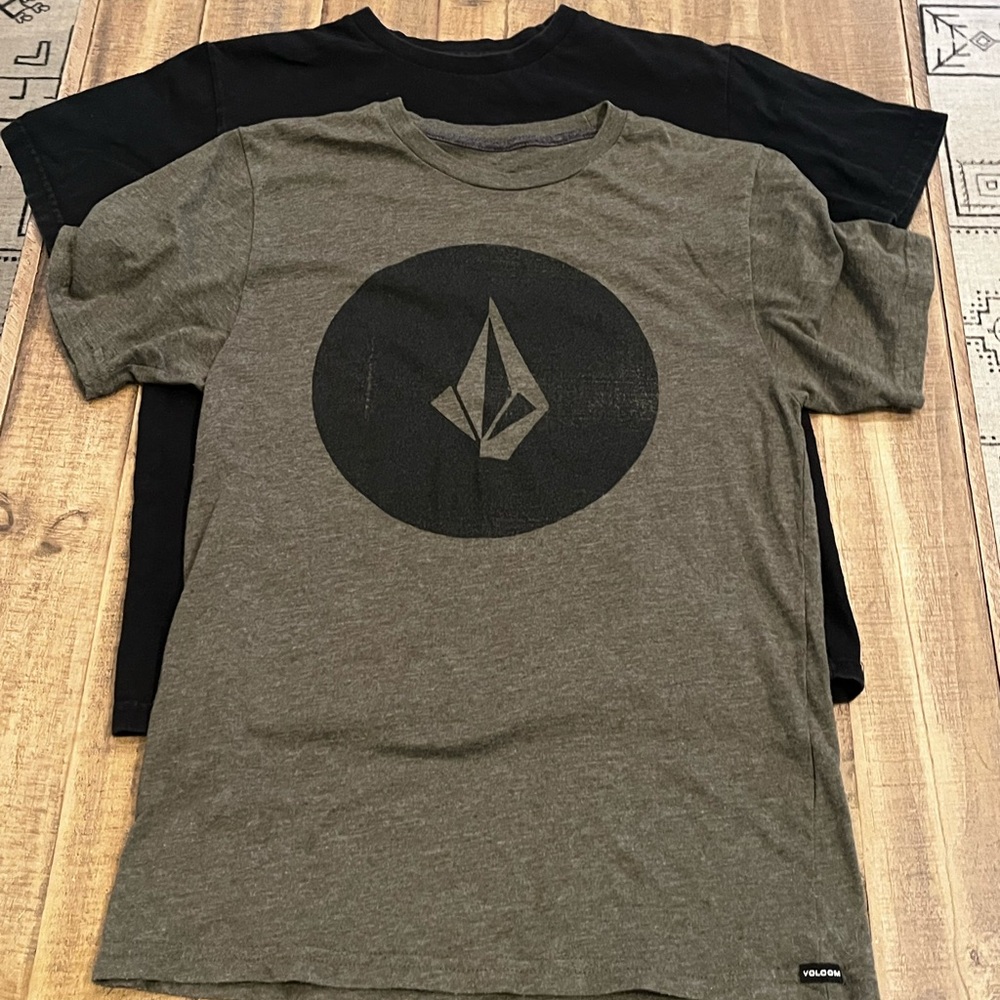 2 Volcom boys Tshirts size Large